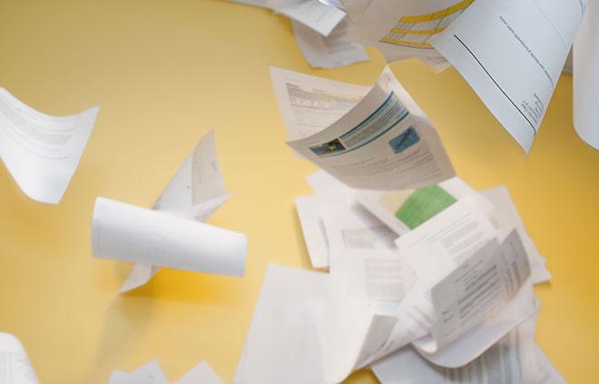 paperit leijuvat ilmassa