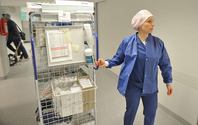 Hoitologistikko Tiina Maasalo kiirehtii