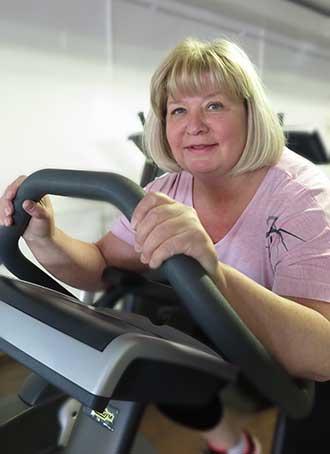 Anne Ketonen polkee kuntopyörää