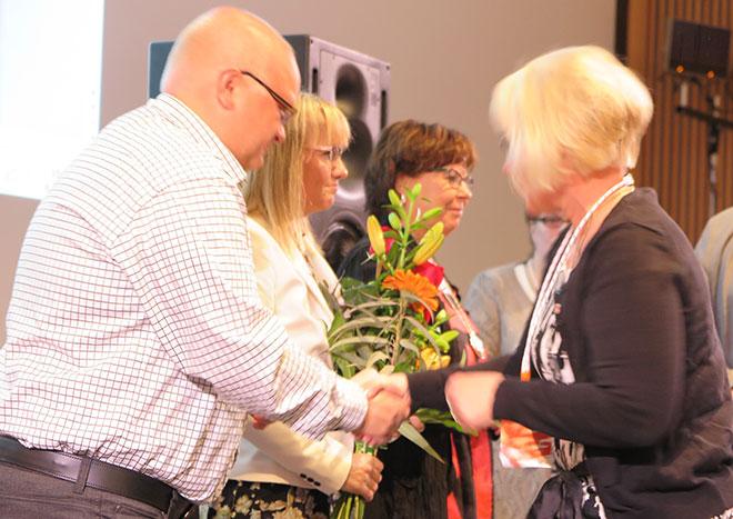 Sirkka-Liisa Kähärä onnittelee liiton puheenjohtajistoa