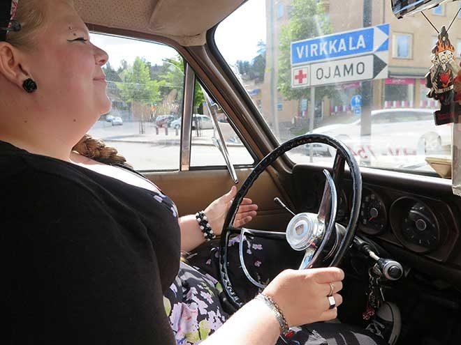 Jonna Farin aja autoa