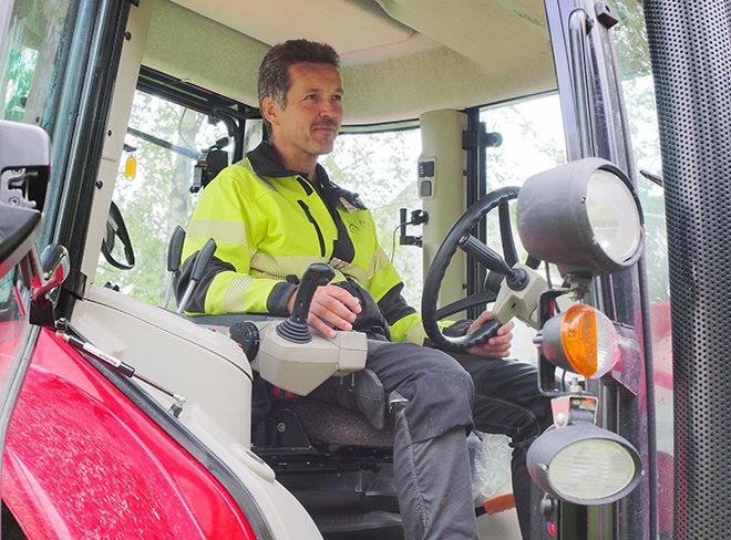 kentänhoitaja traktorin hytissä