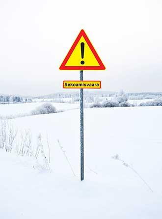 liikennemerkkis varoittaa sekoamisvaarasta