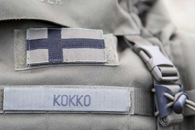 selkäreppu, jossa Suomen lippu