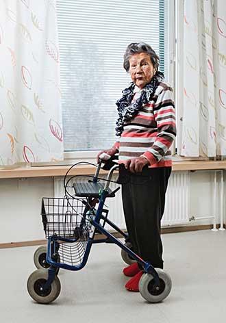 Lyyli Lehijoki rollaattorin kanssa
