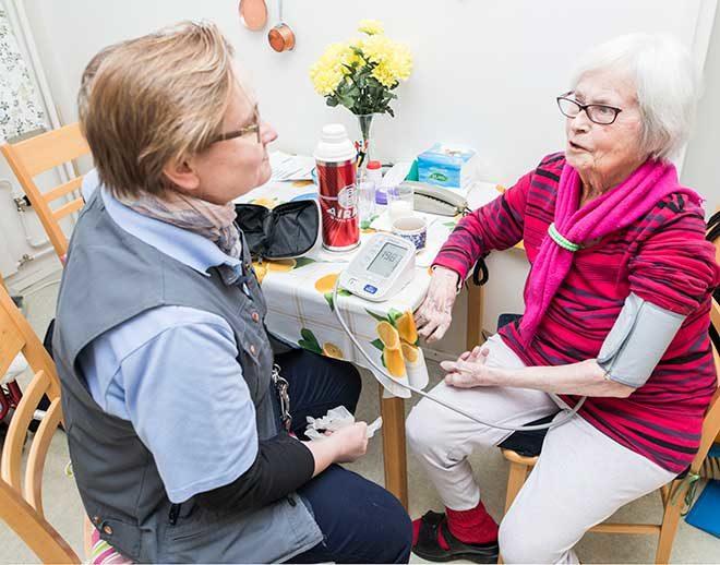 lähihoiatja mittaa asiakkaan verenpainetta