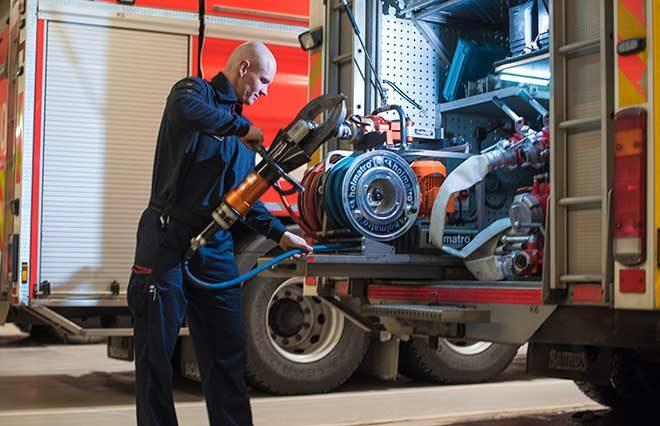 Janne Sipola huoltaa hydraulista levitintä