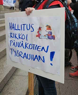 kyltti mielenosoituksessa