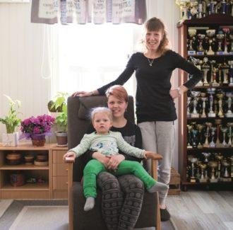 Perhepäivähoitajat Vuokko ja Linda Kolehmainen ja Lindan tytär Minttu