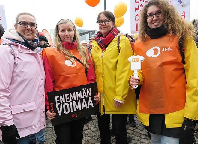 neljä lastenhoitajaa mielenosoituksessa