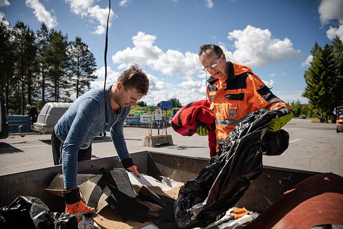 Stig Kjellman auttaa Ola Stormånsia rakennusjätteiden kantamisessa.