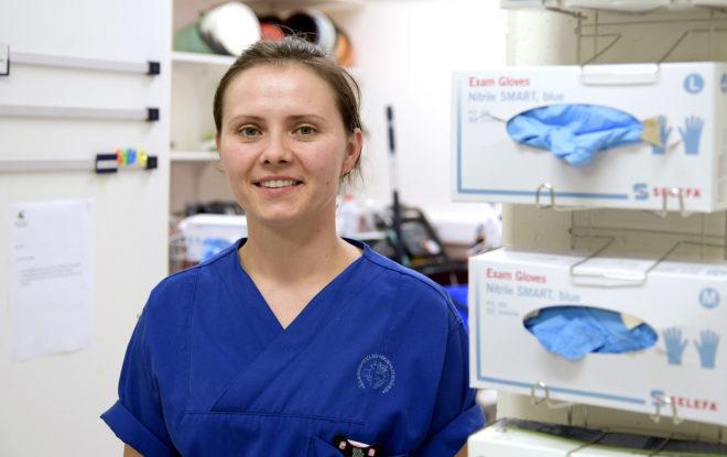 Alexandra Capatina siivousvaraston ovella.