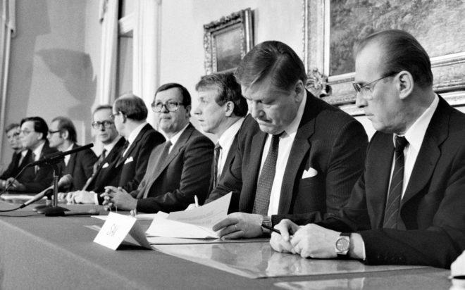 SAK:n puheenjohtaja Pertti Viinanen allekirjoittaa SAK:n ja STK:n TUPO-sopimusta Smolnassa Helsingissä 15. maaliskuuta 1986. Muut pöydän ääressä oik. SAK:n toinen puheenjohtaja Olavi Hänninen, Pertti Viinanen, valtiovarainministeri Esko Ollila, pääministeri Kalevi Sorsa, Krister Ahlström (STK:n hallituksen puheenjohtaja ja STK:n Pentti Somerto. Valtio tukee ratkaisua. LEHTIKUVA / ILKKA RANTA