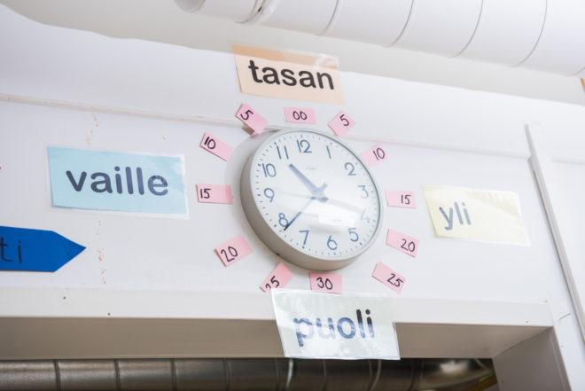 Tästä kellosta on hyvä opetella aikaa.