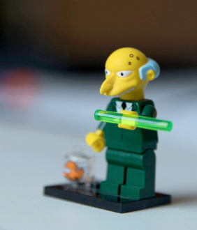 Tieto on vakava asia. Siitä eduskunnan tietopalvelua muistuttaa Simpsonit-sarjasta tuttu pohatta Montgomery Burns.