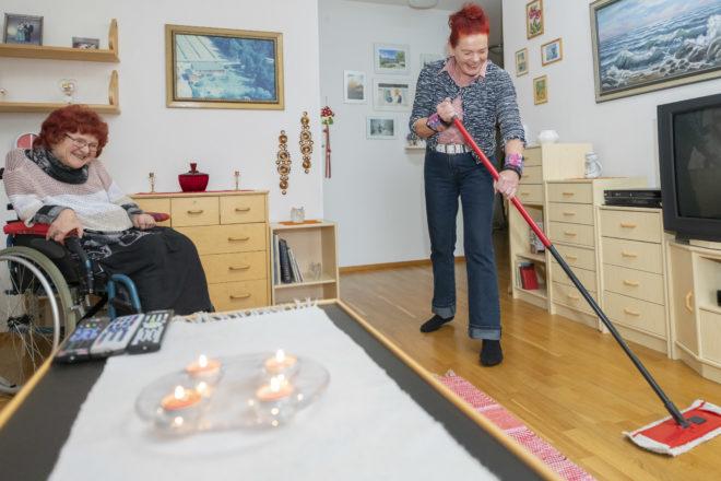 Seena Luostarinen (oik.) on Pirjo Vehasvuon avustaja – ja alainen.