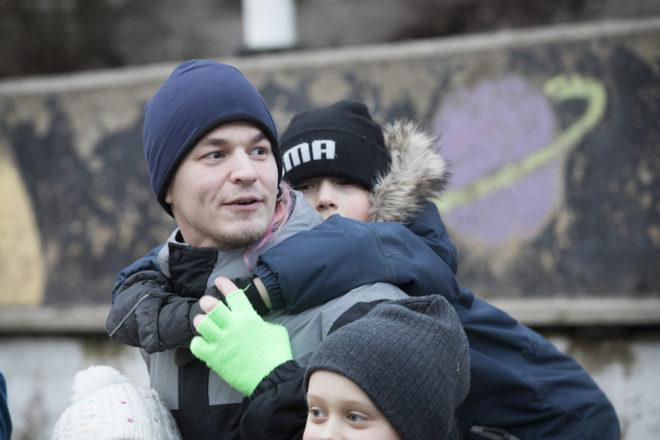 Poika on hypännyt iltapäiväkerhonohjaaja Oscar Maukkosen reppuselkään.