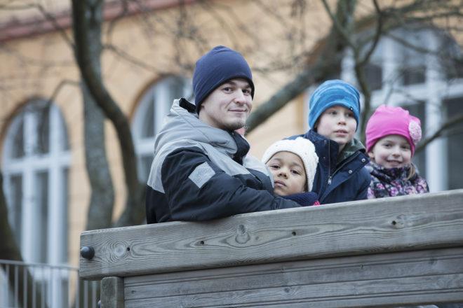 Eftisledaren Oscar Maukkonen sitter uppe i en klätterställning med Sienna Harewood, Mikael Laihonen och Saga-Sofia Ståhl.