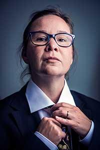 Rosa Meriläinen kravatissa ja kauluspaidassa