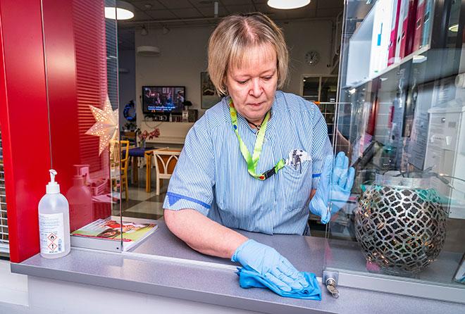 Jaana Salovaaran työhön kuuluu muun muassa infotiskin siistiminen.