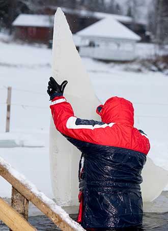 Tuomo Kyllästinen tekee jäätaidetta