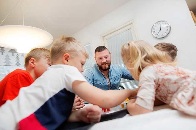 Markus Laine ja lapset pelaavat kimbleä