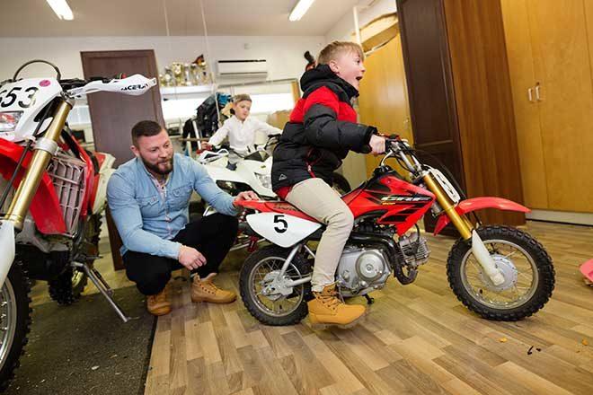 Markus Laine ja pojat autotallissa mopojen kanssa