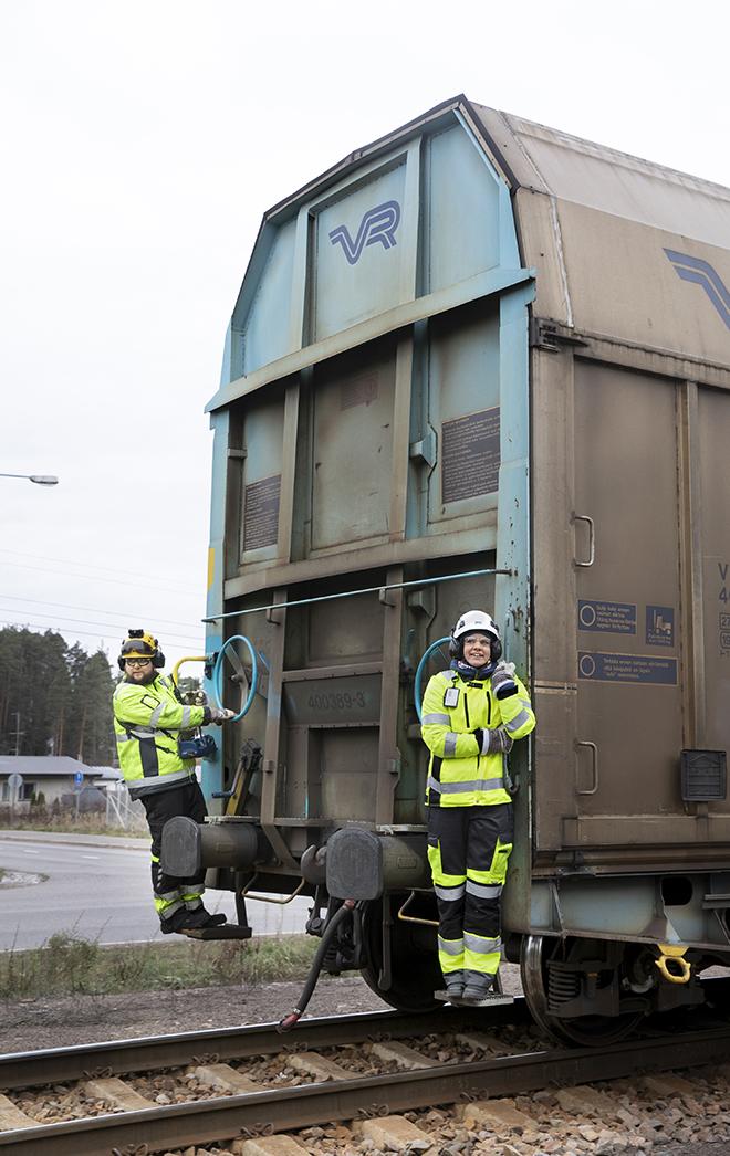Mikko Isokangas ja Heidi Kurki junavaunun kyydissä.