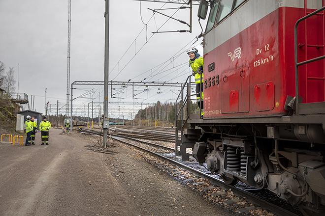 Heidi Kurki veturin kyydissä.