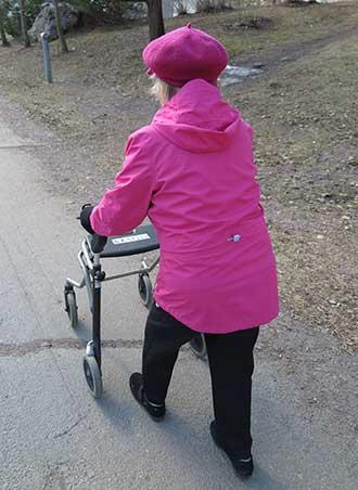 vanhus ja rollaattori