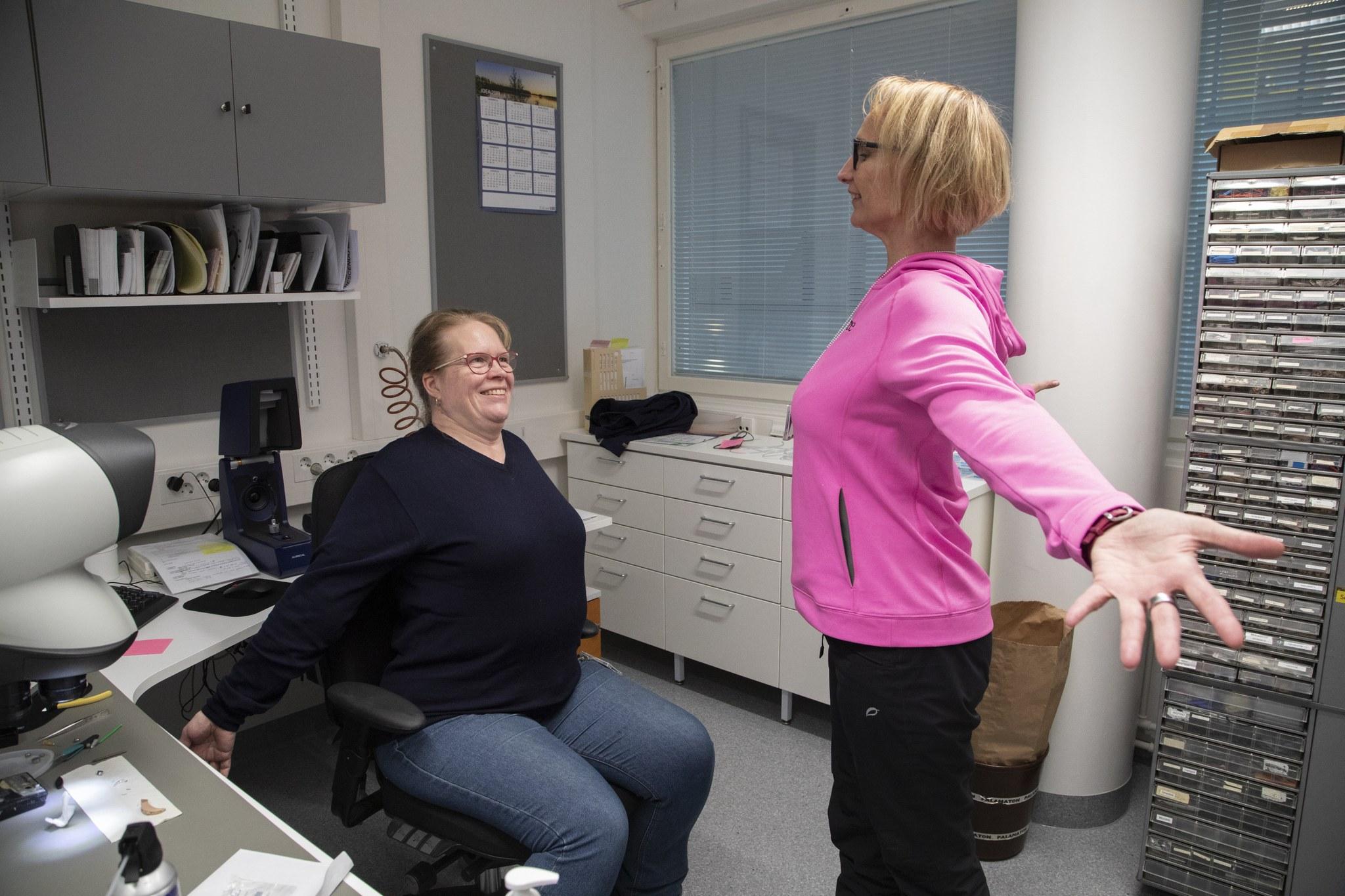 Päivi Oksanoja-Ikonen venyttelee, Minna Keskitalo tsemppaa.