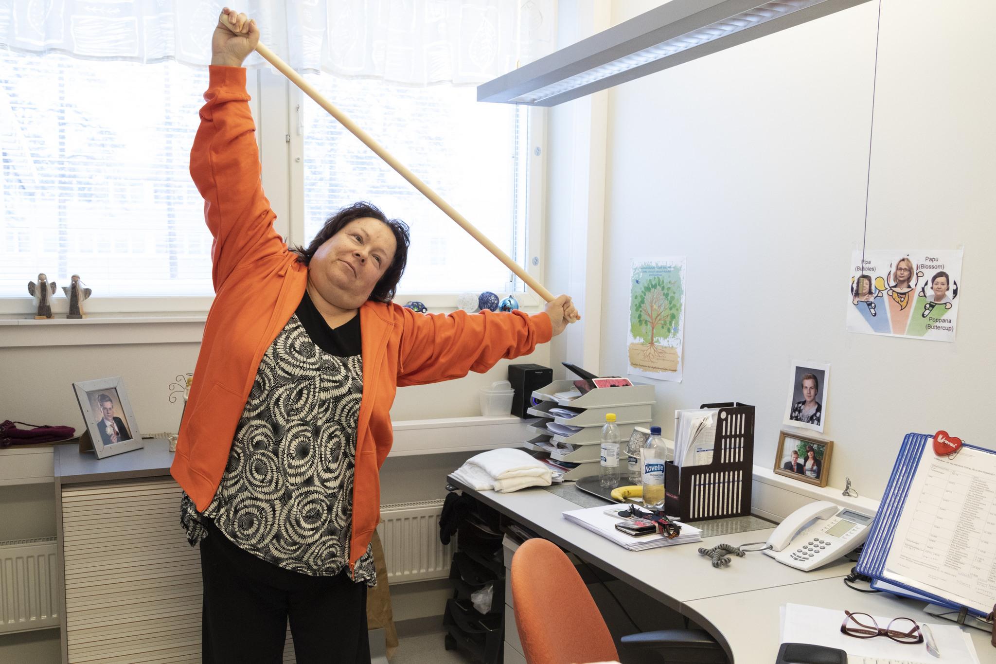 Anne Kammonen taukojumppaa Oulun yliopistollisessa sairaalassa
