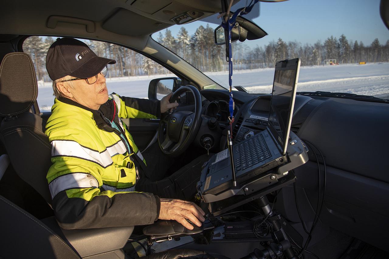 Mikko Santaniemi kommunikoi muun kentän kanssa digitaalisesti.