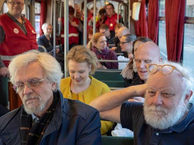 Edessä Sdp:n Pentti Arajärvi ja Ilkka Taipale, seuraavalla penkillä Sdp:n Pilvi Torsti ja Thomas Wallgren. Heidän takanaan vasemmalta oikealle Vasemmistoliiton Mai Kivelä, Anna Vuorjoki ja Veronika Honkasalo.