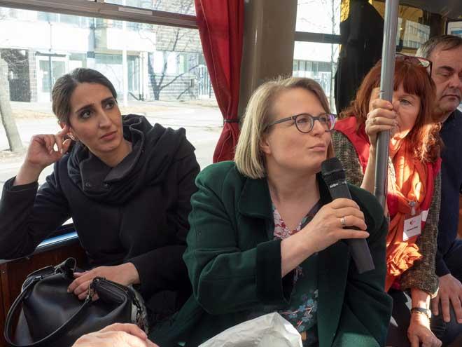 Apulaispormestarit Nasima Razmyar (sd.) ja Sanna Vesikansa (vihr.). Taustalla JHL:läinen Anita Vihervaara sekä tempauksen juontaja Olli Immonen.
