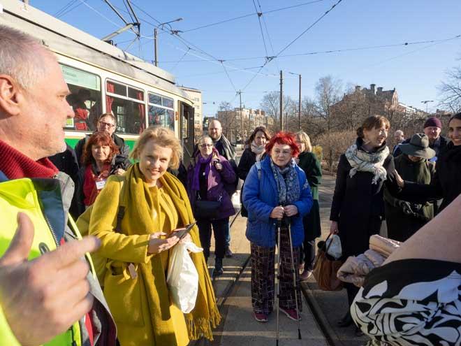 Varikolle mars! JHL:läinen Ari Hartonen pyytää päättäjiä raitiovaunusta Vallilan varikkohalliin.