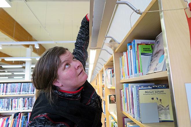 Heidi Kimari vaihtaa loisteputken valaisimeen
