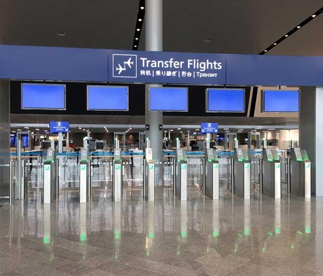 Uudet turvatarkastusportit Helsinki-Vantaan lentoasemalla.