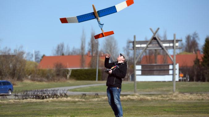 Roy Pietilä kastar iväg ett segelmodellplan.