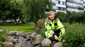 Eva-Lotta Dahllund vid den konstgjorda bäcken i Björkparken i Vasa.