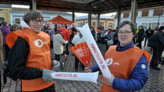 JHL-medlemmar på Arkea strejkar i protest mot avtalsshopping.