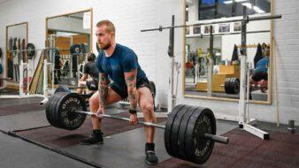 Niclas Strand gör marklyft med 200 kilo på stången.