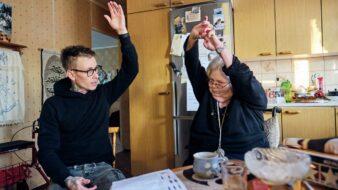 Närvårdaren Nico Nordblad och Anne-Marie Påfs tränar på att lyfta upp vänster arm.