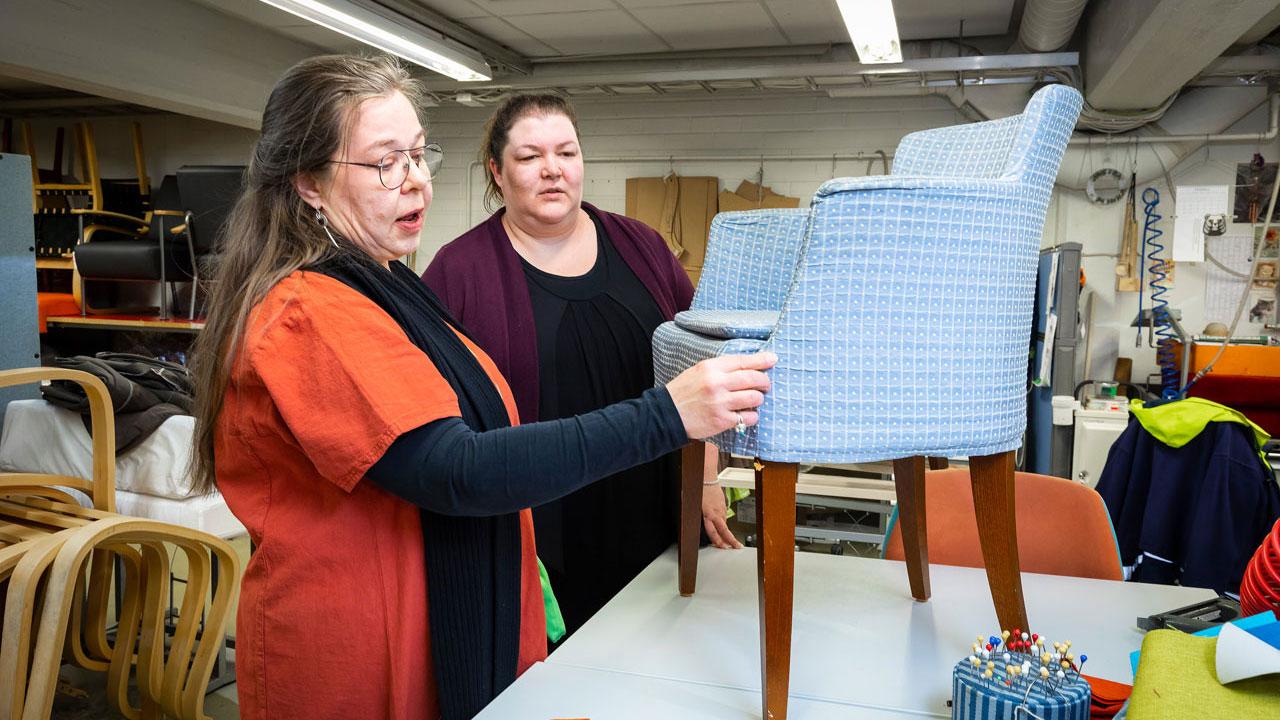 Anne Hyvärinen ja Susanna Poutiainen tutkivat varhoiltavaa tuolia
