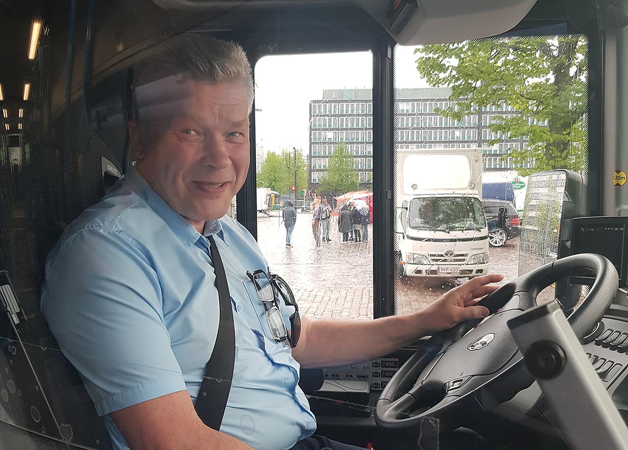 JHL:läinen linja-autonkuljettaja Lasse Laaksonen epäilee, että tieliikennelain ennakointivelvollisuus saattaa asettaa ammattikuljettajat epätasa-arvoiseen asemaan.