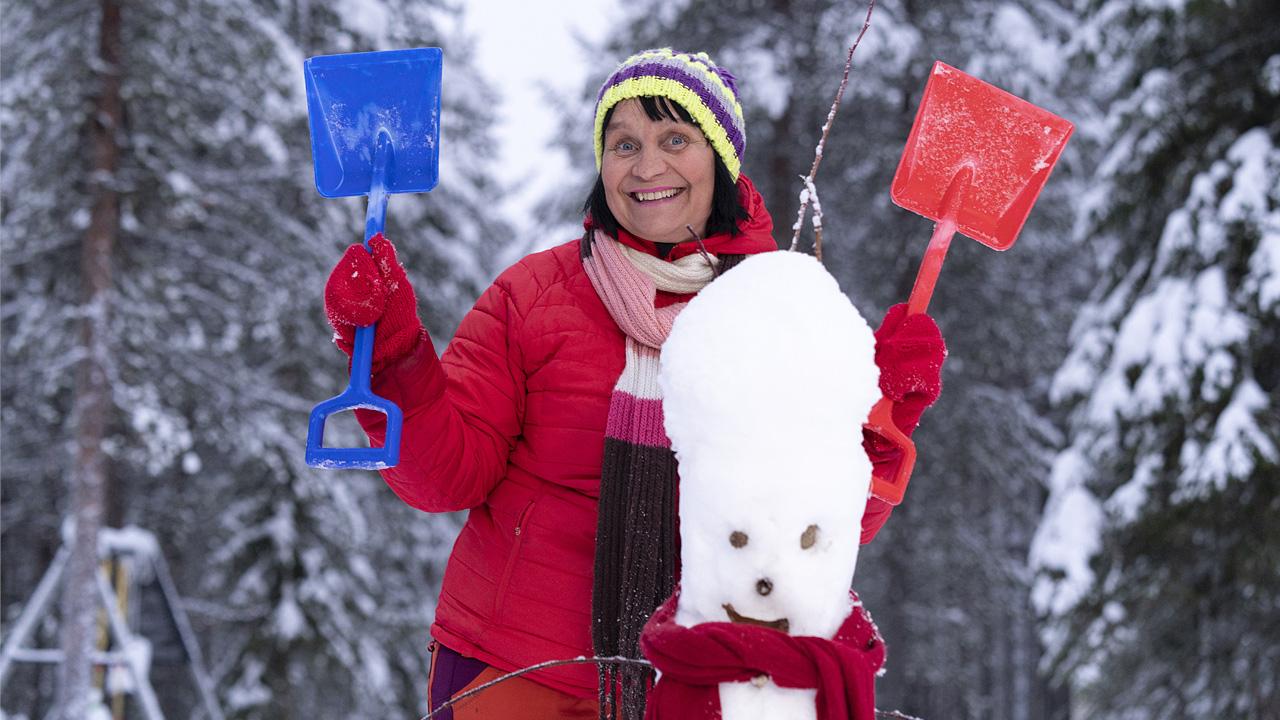 perhepäivähoitaja Arja Kurkela lumiukon kanssa