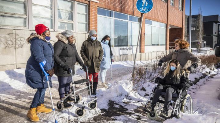 hoiva-avustajat harjoittelevat pyörätuolien köyttöä