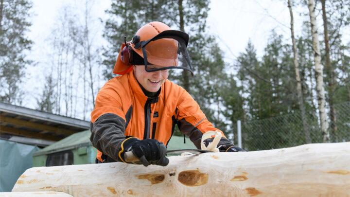 luontovalvoja veistää hirttä