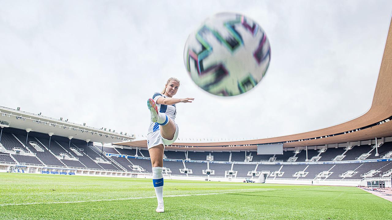 Amanda Rantanen potkaisee jalkapalloa.