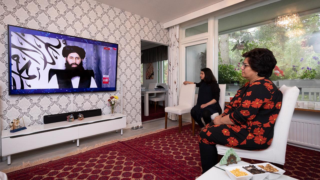 Sohila Qaderzada katsoo uutislähestystä miniänsä Asman kanssa